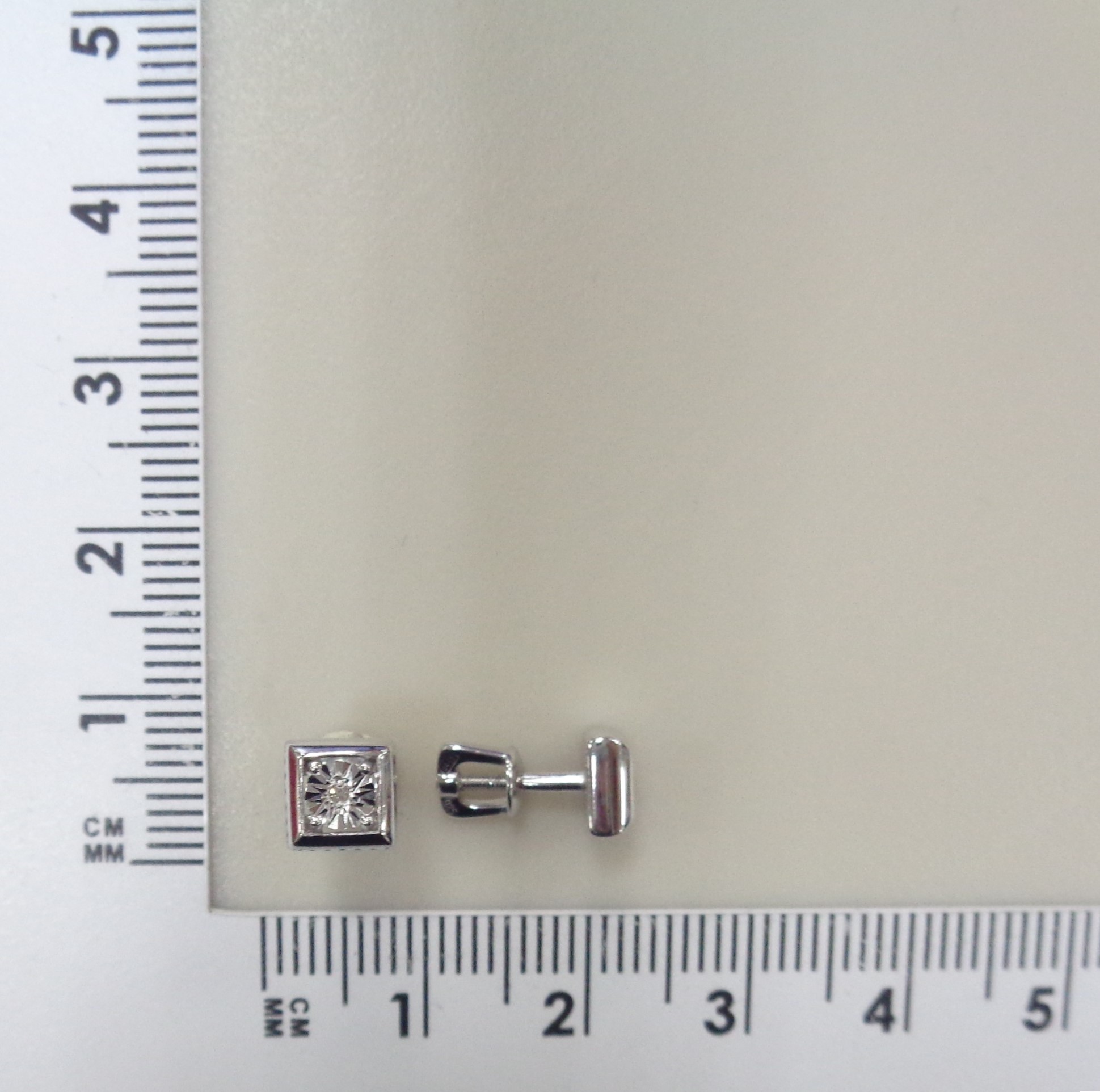 Серебряные серьги-пусеты с бриллиантами